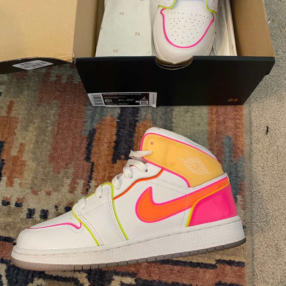 Air Jordan 1 mid edge glow